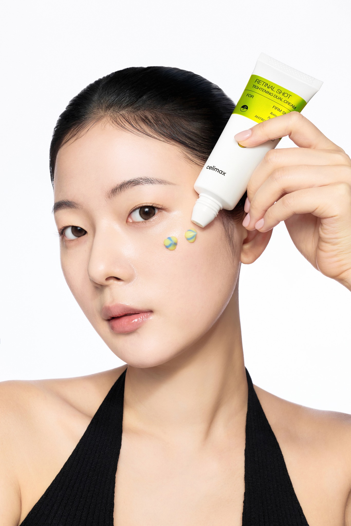 Celimax Retinal Dual Cream kullanan model